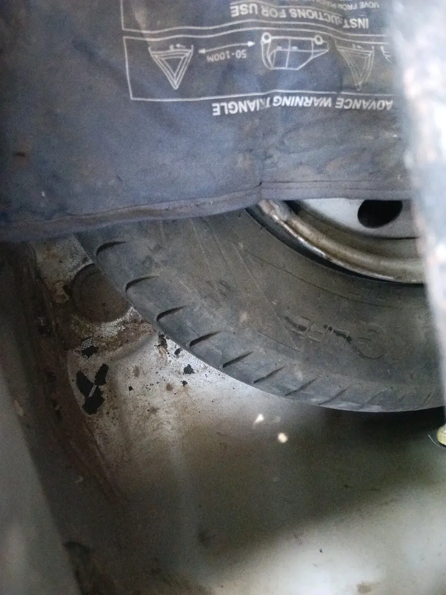 2015 Hyundai Eon ERA +, CNG, Manual, 93,241 km, tyre