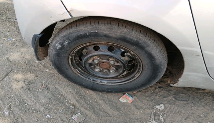 2015 Hyundai Eon ERA +, CNG, Manual, 93,241 km, tyre