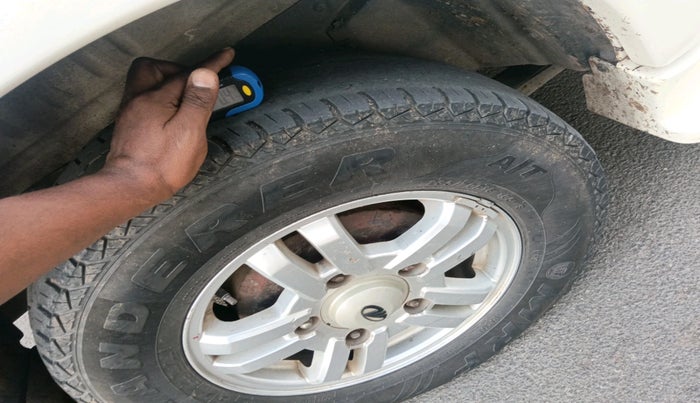 2013 Mahindra Scorpio VLX 2WD BS-III, Diesel, Manual, 3,00,417 km, tyre