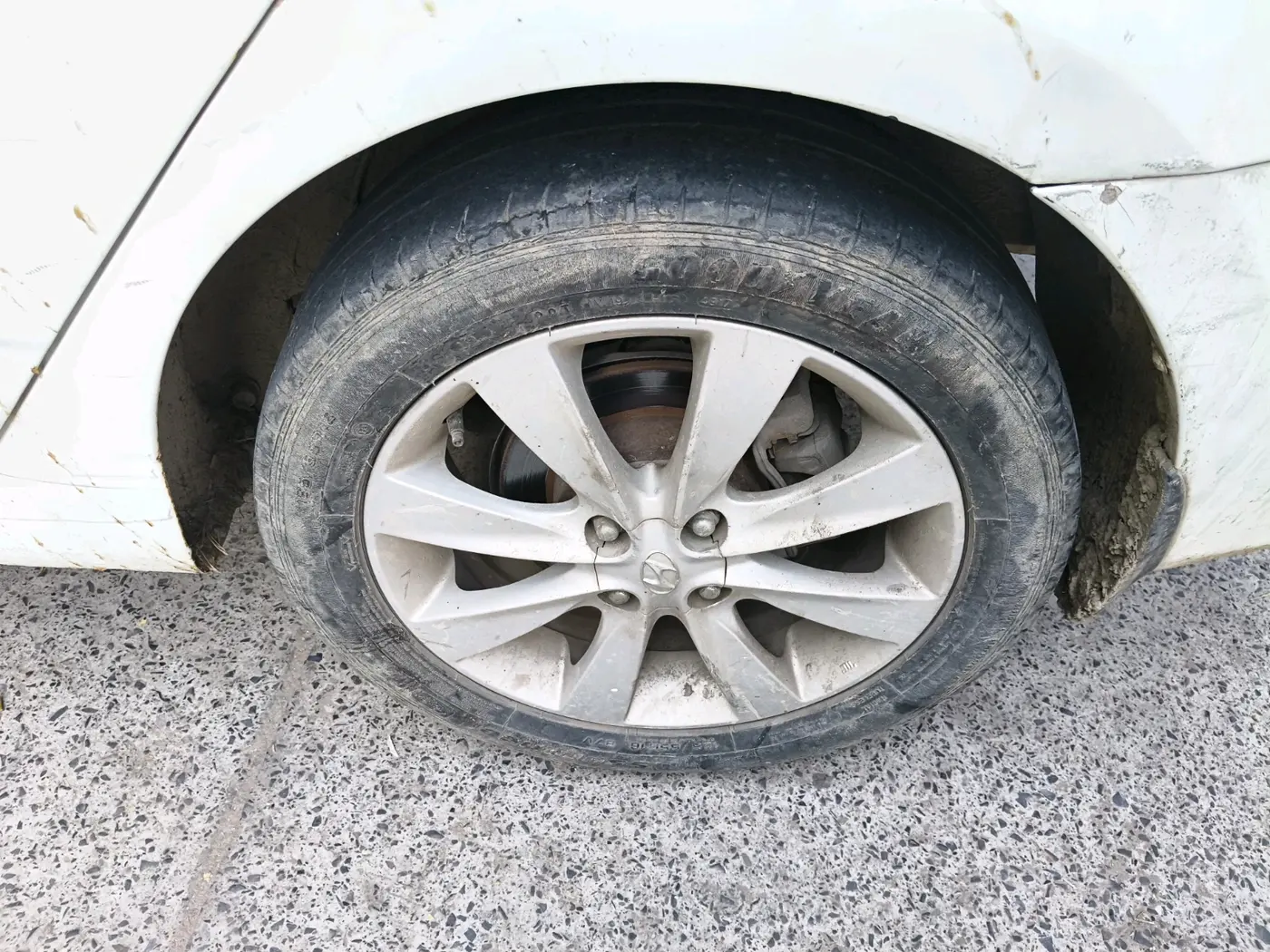 2011 Hyundai Verna FLUIDIC 1.6 VTVT SX, Petrol, Manual, 69,510 km, tyre