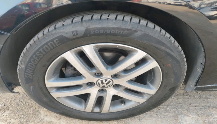 2013 Volkswagen Jetta HIGHLINE TDI AT, Diesel, Automatic, 1,67,441 km, tyre