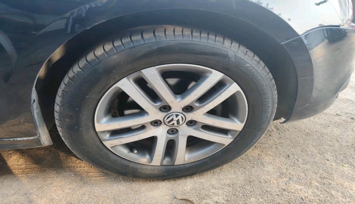 2013 Volkswagen Jetta HIGHLINE TDI AT, Diesel, Automatic, 1,67,441 km, tyre