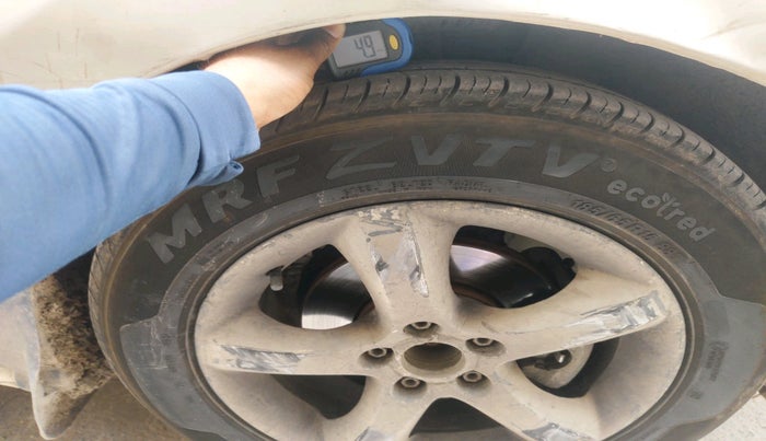 2011 Volkswagen Polo TRENDLINE 1.2L PETROL, CNG, Manual, 1,13,462 km, tyre