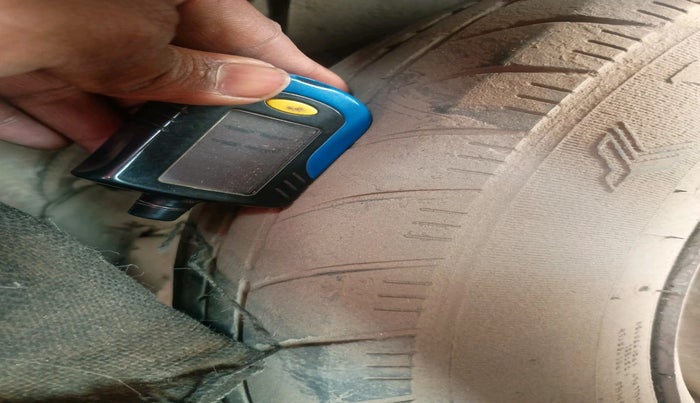 2013 Maruti Wagon R 1.0 LXI CNG, CNG, Manual, 1,99,589 km, tyre