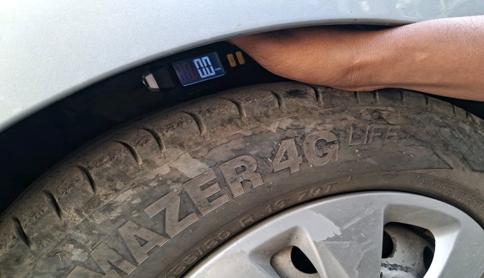 2013 Hyundai i10 ASTA 1.2, CNG, Manual, 1,00,123 km, tyre