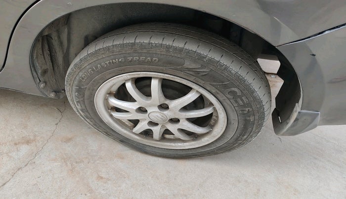 2015 Maruti Swift Dzire VXI, Petrol, Manual, 1,19,302 km, tyre