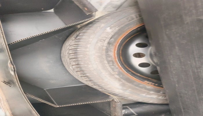 2011 Toyota Etios V, Petrol, Manual, 1,58,505 km, tyre