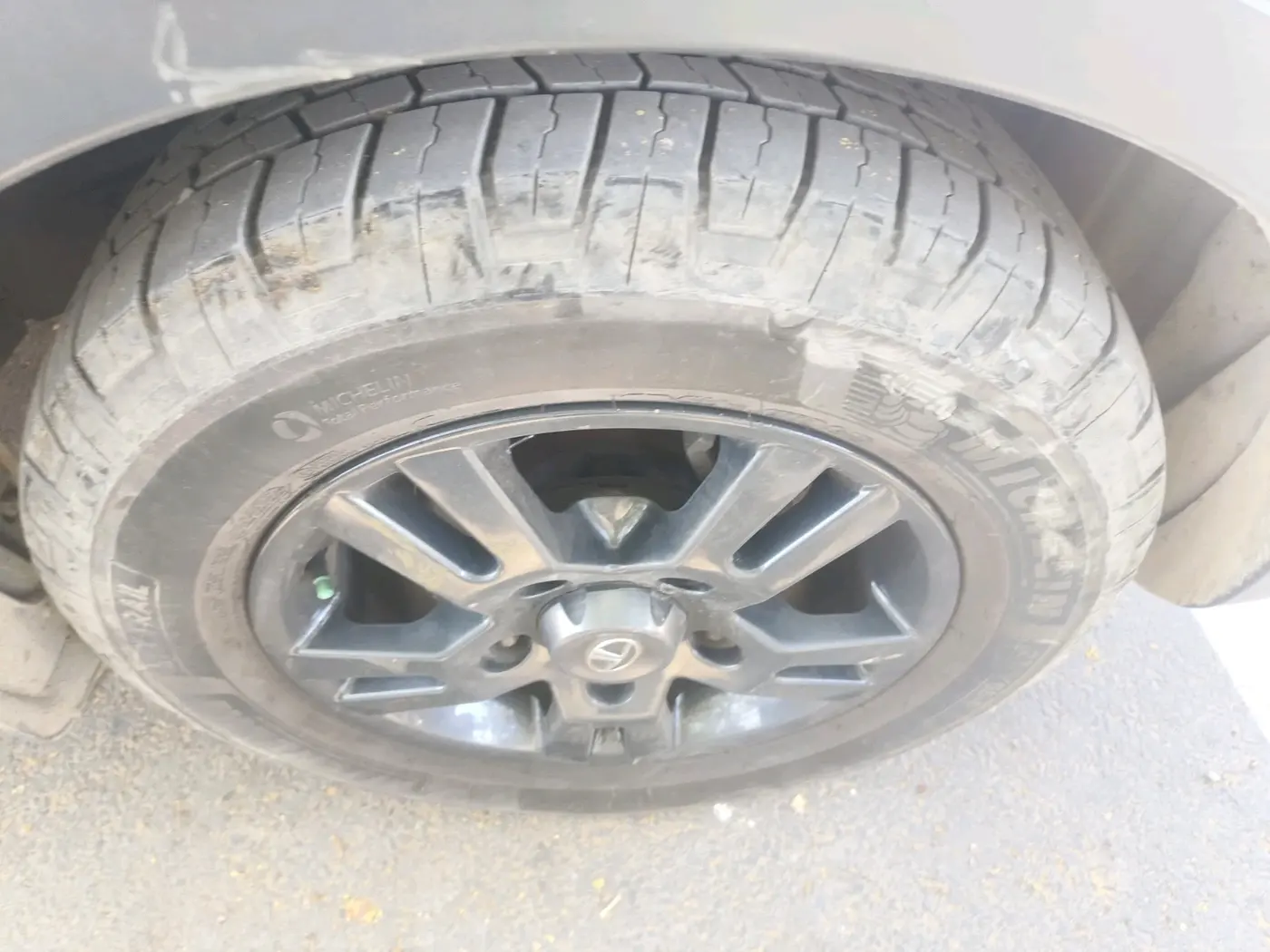 2019 Tata Hexa XTA 4X2 6 STR, Diesel, Automatic, 97,958 km, tyre