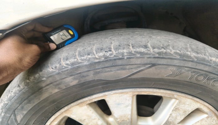 2013 Toyota Innova 2.5 VX 7 STR, Diesel, Manual, 1,61,479 km, tyre