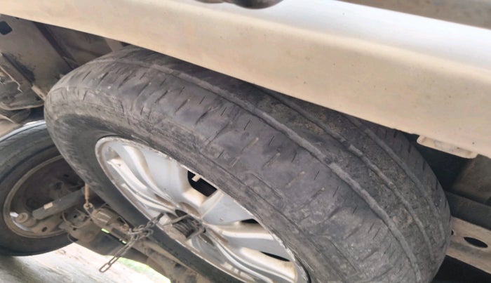 2013 Toyota Innova 2.5 VX 7 STR, Diesel, Manual, 1,61,479 km, tyre