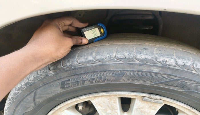 2013 Toyota Innova 2.5 VX 7 STR, Diesel, Manual, 1,61,479 km, tyre