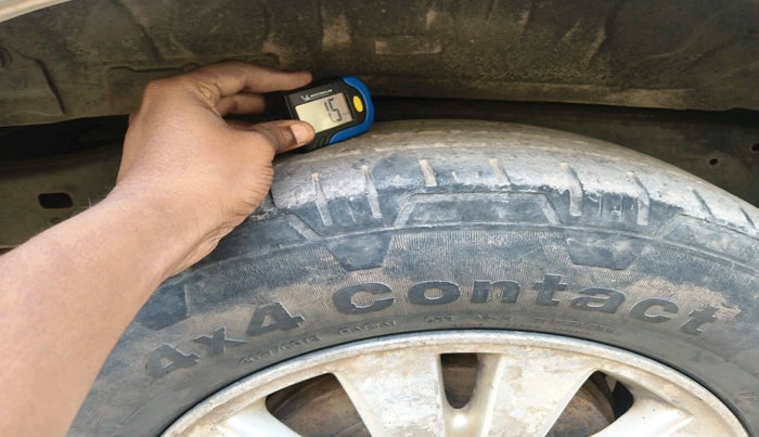 2013 Toyota Innova 2.5 VX 7 STR, Diesel, Manual, 1,61,479 km, tyre