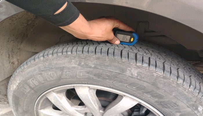 2017 Mahindra XUV500 W10 1.99, Diesel, Manual, 1,08,769 km, tyre