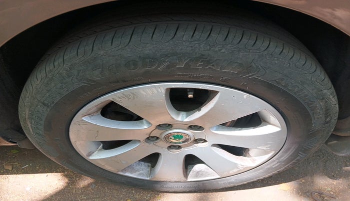 2010 Skoda Superb ELEGANCE 2.0 TDI CR AT, Diesel, Automatic, 1,38,461 km, tyre