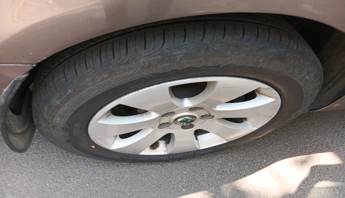 2010 Skoda Superb ELEGANCE 2.0 TDI CR AT, Diesel, Automatic, 1,38,461 km, tyre