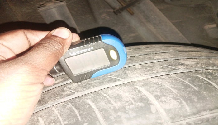 2014 Nissan Terrano XL D PLUS, Diesel, Manual, 2,10,219 km, tyre