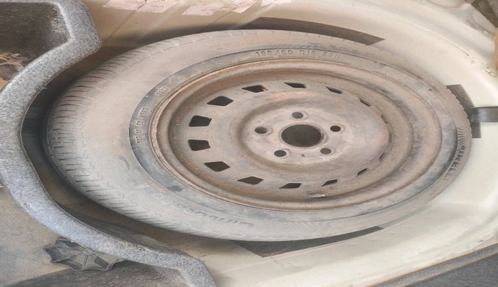 2011 Volkswagen Vento HIGHLINE DIESEL 1.6, Diesel, Manual, 13,600 km, tyre