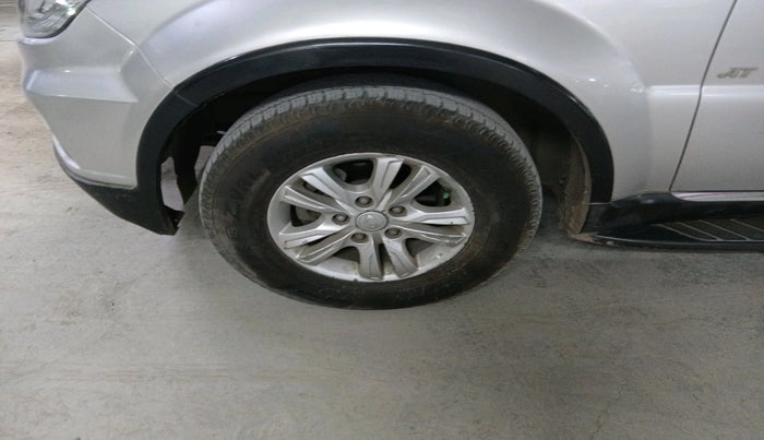 2014 Ssangyong Rexton RX7, Diesel, Automatic, 1,88,481 km, tyre