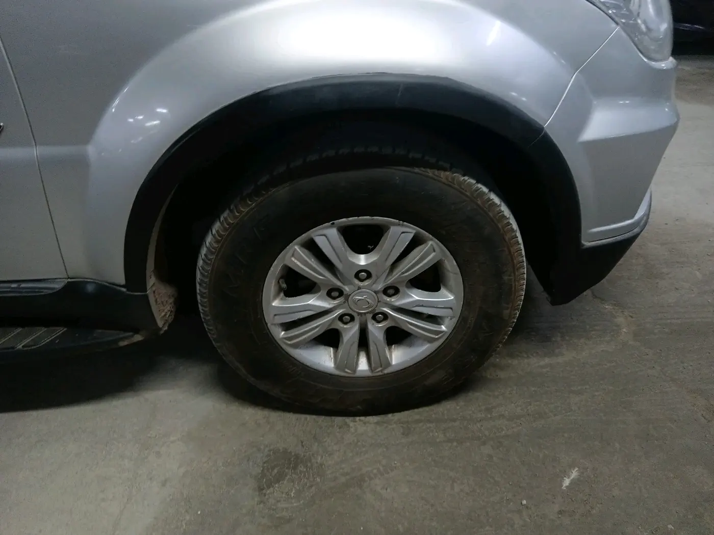 2014 Ssangyong Rexton RX7, Diesel, Automatic, 1,88,481 km, tyre
