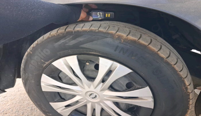 2013 Toyota Innova 2.5 GX 8 STR, Diesel, Manual, 1,77,803 km, tyre