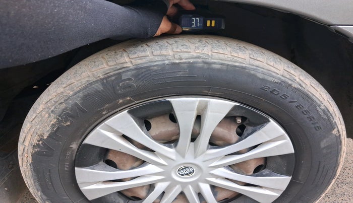 2013 Toyota Innova 2.5 GX 8 STR, Diesel, Manual, 1,77,803 km, tyre