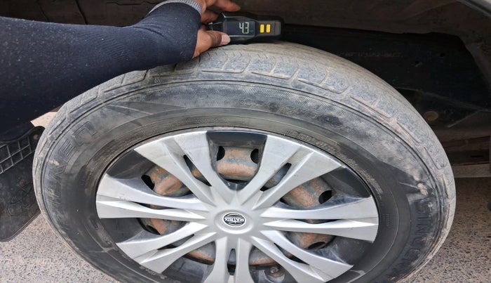 2013 Toyota Innova 2.5 GX 8 STR, Diesel, Manual, 1,77,803 km, tyre