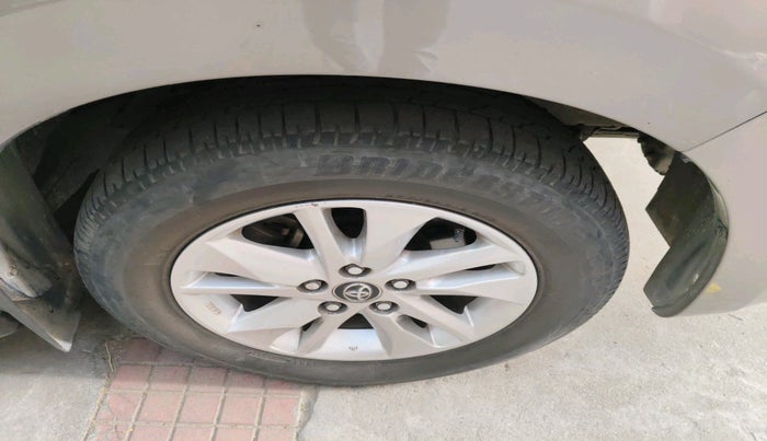 2017 Toyota Innova Crysta 2.4 ZX 7 STR, Diesel, Manual, 38,183 km, tyre