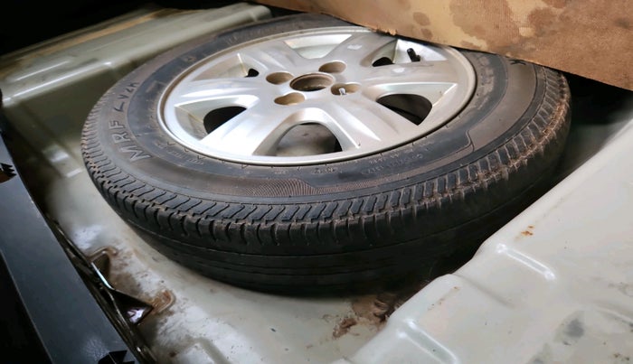 2010 Maruti Swift Dzire ZXI, Petrol, Manual, 1,68,512 km, tyre