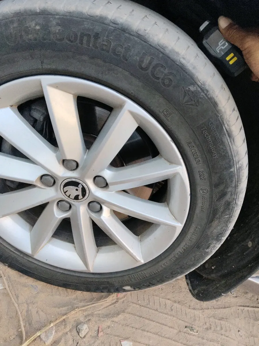 2014 Skoda Superb ELEGANCE 2.0 TDI CR AT, Diesel, Automatic, 1,22,522 km, tyre