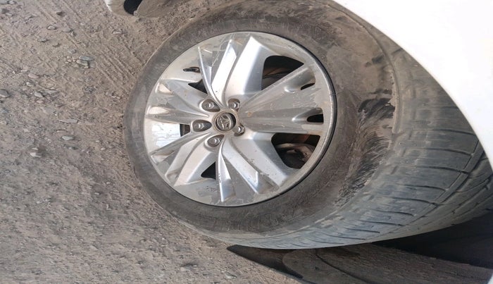 2016 Toyota Innova Crysta 2.8 ZX AT 7 STR, Diesel, Automatic, 2,32,118 km, tyre