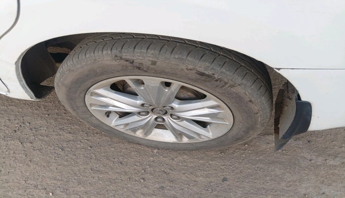 2016 Toyota Innova Crysta 2.8 ZX AT 7 STR, Diesel, Automatic, 2,32,118 km, tyre