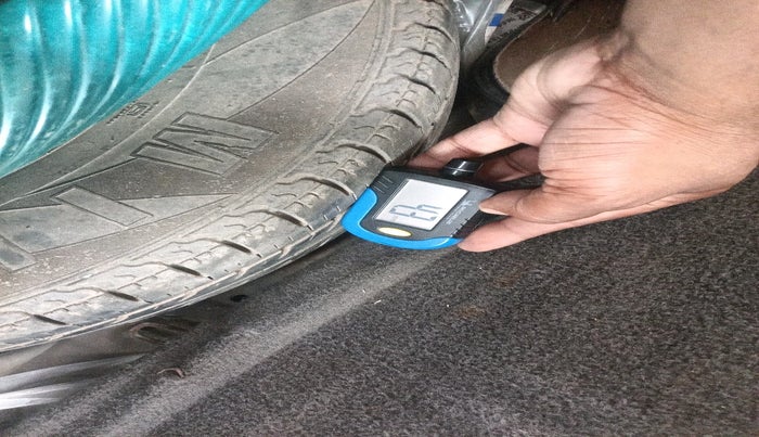 2013 Hyundai i10 ERA 1.1, CNG, Manual, 1,14,967 km, tyre