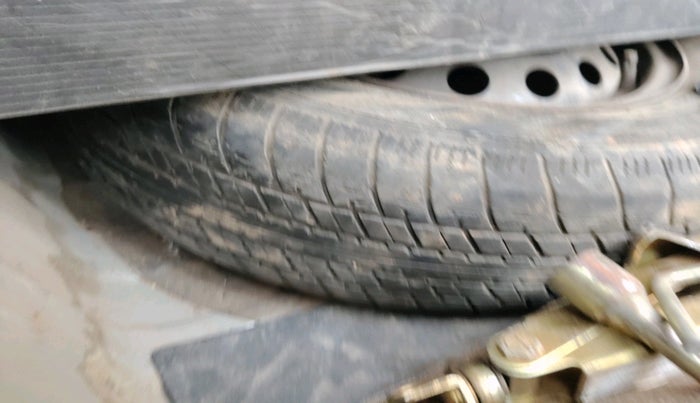 2011 Toyota Etios G, Petrol, Manual, 1,37,725 km, tyre