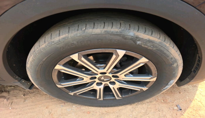 2023 Mahindra XUV700 AX 7 LUXURY D AT 7 STR, Diesel, Automatic, 42,072 km, tyre