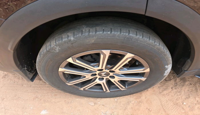 2023 Mahindra XUV700 AX 7 LUXURY D AT 7 STR, Diesel, Automatic, 42,072 km, tyre