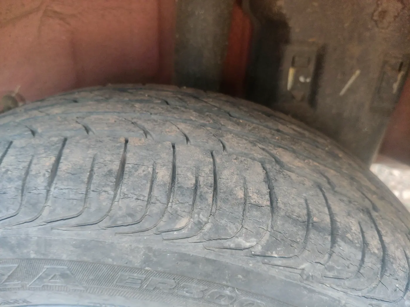 2011 Toyota Etios V, Petrol, Manual, 18,001 km, tyre