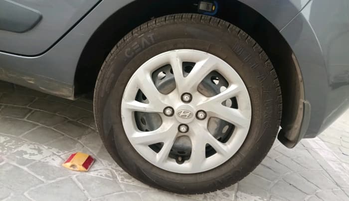 2017 Hyundai Grand i10 SPORTZ (O) 1.2 KAPPA VTVT, Petrol, Manual, 40,994 km, tyre
