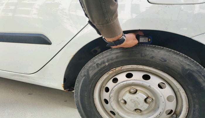 2011 Hyundai i10 ERA 1.1, Petrol, Manual, 1,37,834 km, tyre