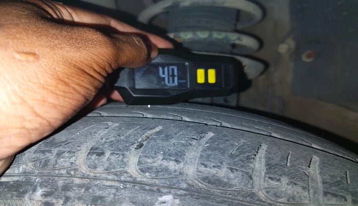 2011 Volkswagen Vento HIGHLINE 1.6 MPI, Petrol, Manual, 87,381 km, tyre