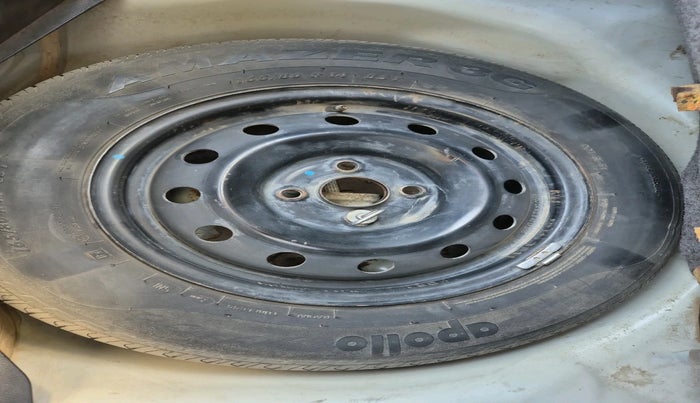 2015 Maruti Swift VXI, Petrol, Manual, 61,733 km, tyre