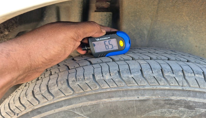 2015 Maruti Swift VXI, Petrol, Manual, 61,733 km, tyre