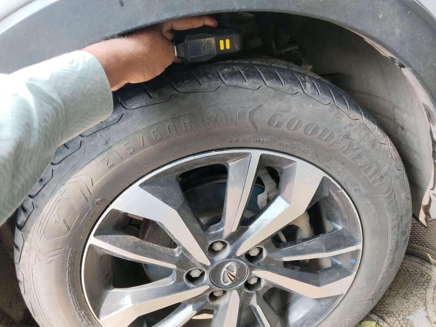 2019 Mahindra XUV300 W8 (O) 1.5 DIESEL, Diesel, Manual, 1,24,380 km, tyre