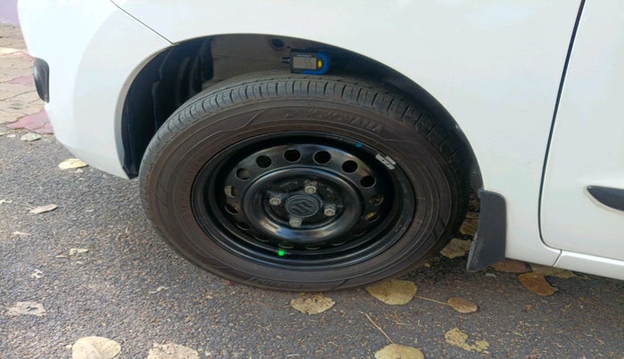 2017 Maruti Wagon R 1.0 VXI AMT, Petrol, Automatic, 35,570 km, tyre