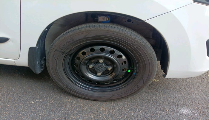 2017 Maruti Wagon R 1.0 VXI AMT, Petrol, Automatic, 35,570 km, tyre