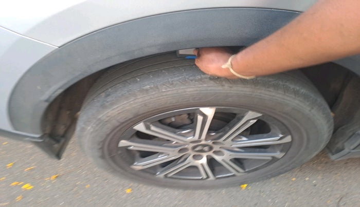 2022 Mahindra XUV700 AX 7 LUXURY D AWD AT 7 STR, Diesel, Automatic, 1,33,277 km, tyre