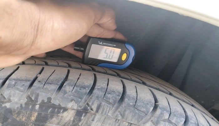 2021 Maruti Ertiga VXI CNG, CNG, Manual, 1,94,829 km, tyre