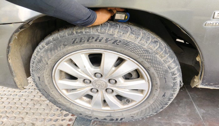 2010 Toyota Innova V 2.5 8 STR, Diesel, Manual, 1,10,661 km, tyre