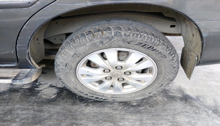 2010 Toyota Innova V 2.5 8 STR, Diesel, Manual, 1,10,661 km, tyre