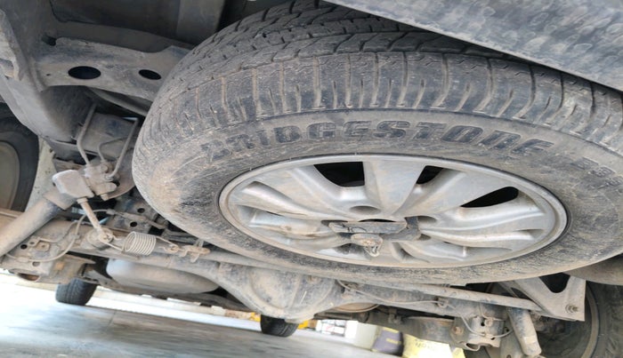 2010 Toyota Innova V 2.5 8 STR, Diesel, Manual, 1,10,661 km, tyre