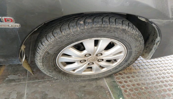 2010 Toyota Innova V 2.5 8 STR, Diesel, Manual, 1,10,661 km, tyre